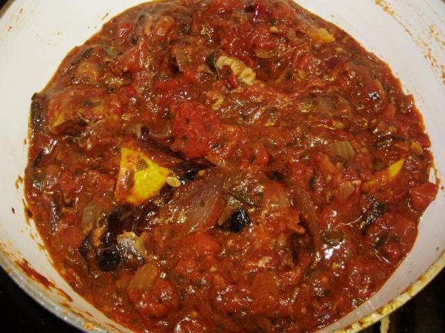 15b. Pasta sauce. 400g Roast Rat, 2 tins chopped tomatoes, chopped basil, 1 tsp. muscovado sugar, salt & pepper